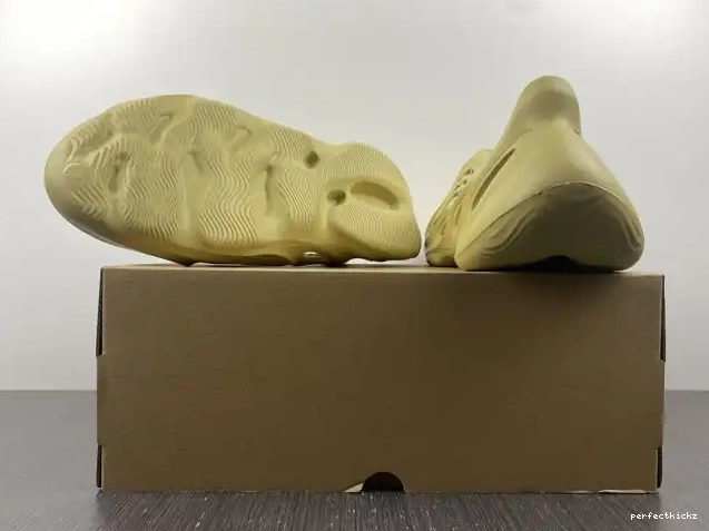 RNNR Adidas Sulfur Yeezy GV6775 Foam 0501